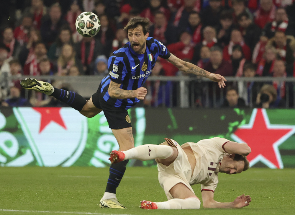 欧联杯-B费绝杀马奎尔失误 曼联2-1格拉斯哥流浪（欧联杯：B费补时绝杀，马奎尔失误，曼联2-1击败格拉斯哥流浪者）