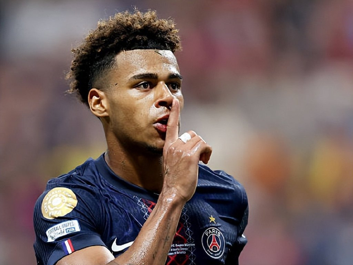 世体：特狮不想放弃在巴萨合同，但也静观其变未关闭离队大门（世体：特尔施特根倾向履行巴萨合同，但仍不排除离队可能）