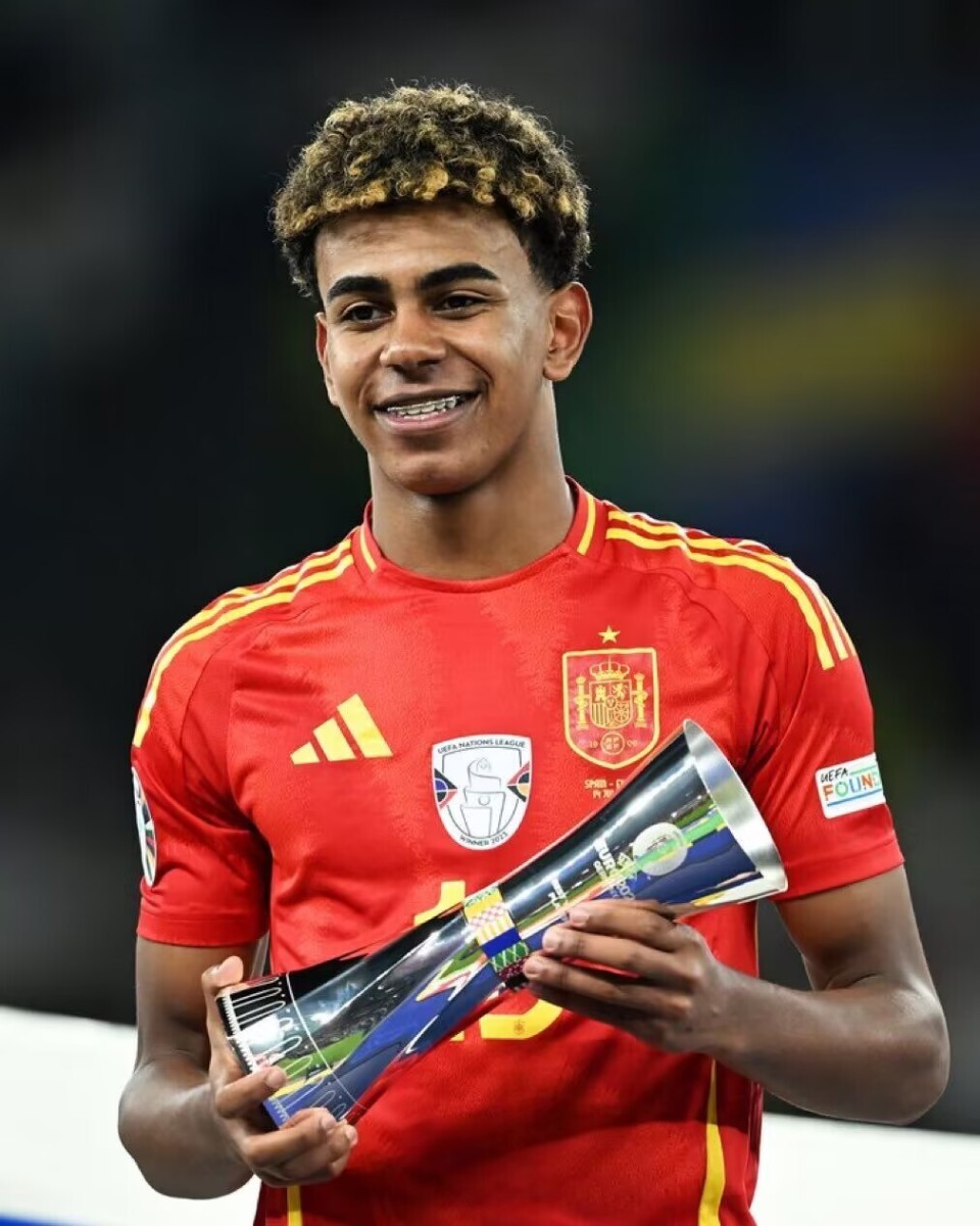 足球欧冠最佳球员票选开启，众星入围（足球欧冠最佳球员评选启动，群星云集入围）