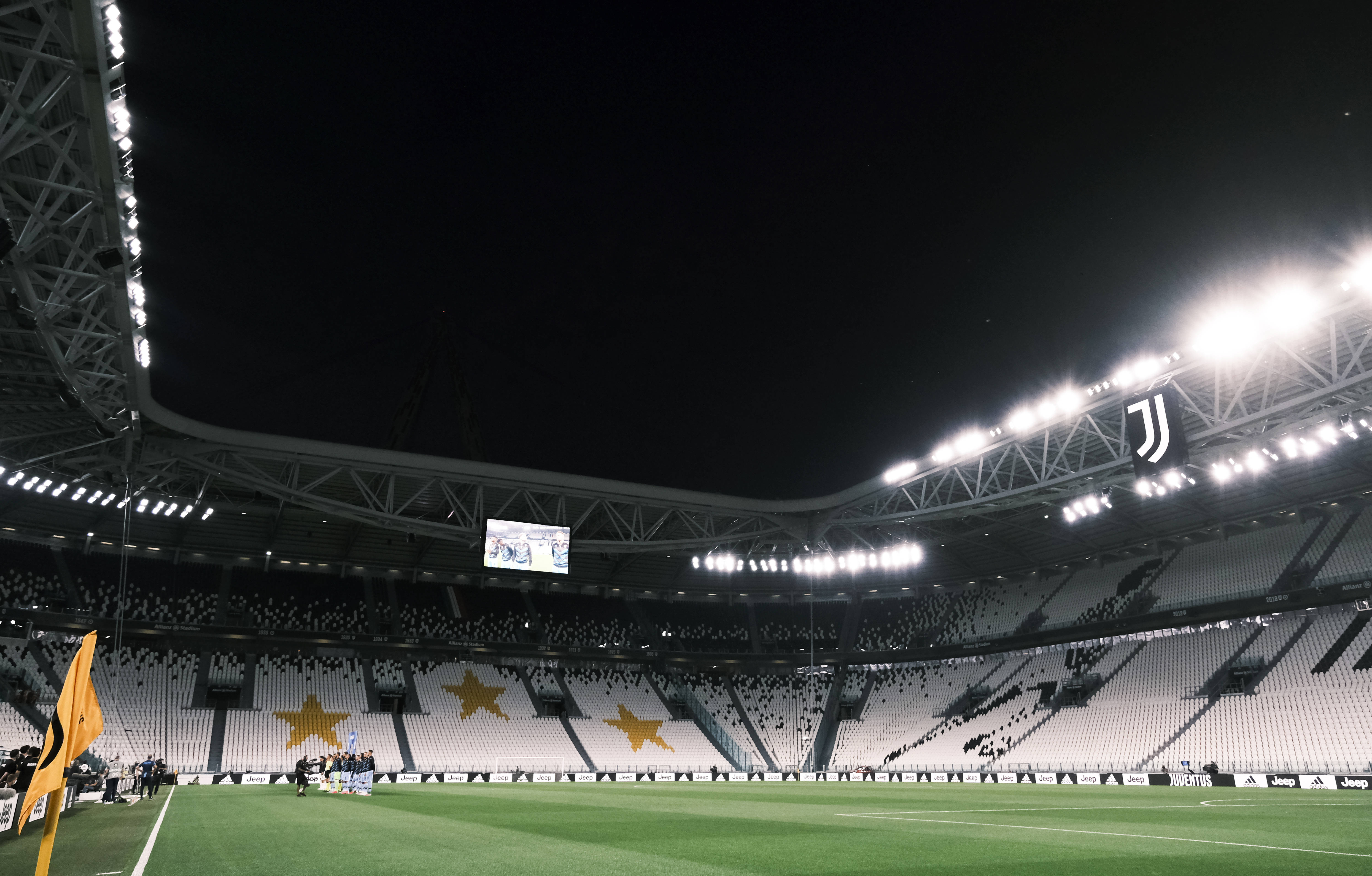 上海海港为备战三线作战，大范围调整阵容，清洗后防线，加强进攻，提升整体竞争力。