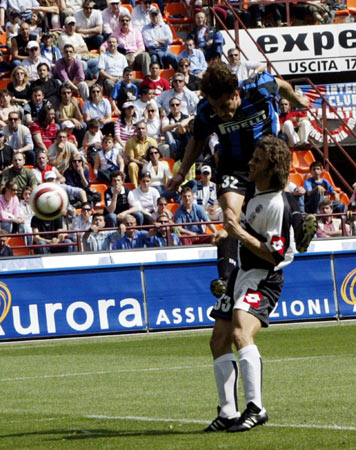 世体：克里斯滕森为续约拒绝中东天价合同，但巴萨未提供报价（世体：克里斯滕森为续约婉拒中东巨额邀约，巴萨至今未开价）