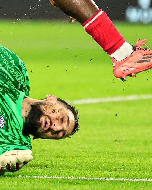 卡里乌斯妻子晒圣诞写真：身穿金色深V礼服展示孕肚（卡里乌斯妻子分享圣诞写真，穿金色深V礼服大方秀孕肚）