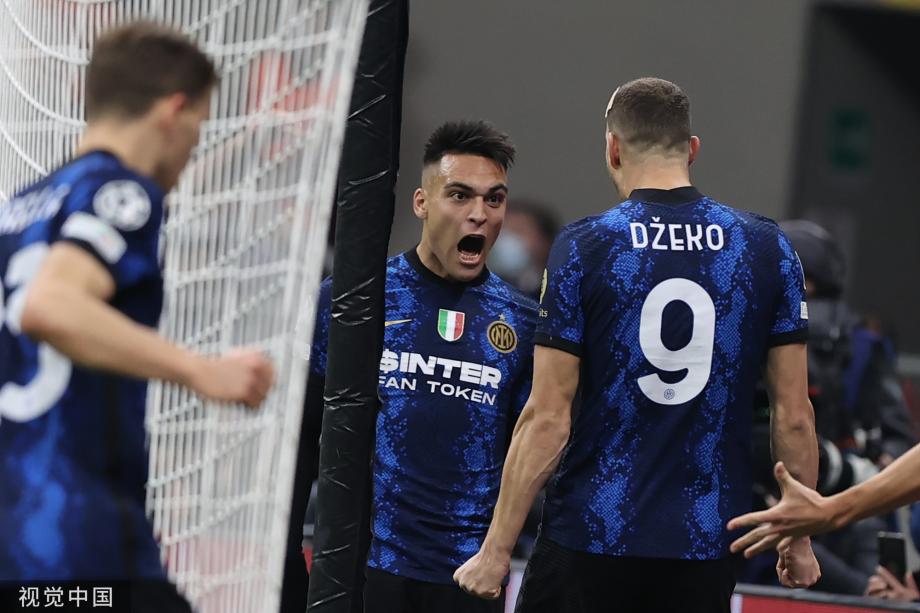 本泽马谈C罗：场上见面很冷淡？我们在更衣室已拥抱过了（本泽马回应与C罗场上显冷：更衣室里我们早已相拥）