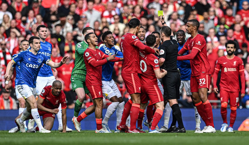 摸吉祥物女演员胸部，前塞尔塔队长马略被判赔偿1000欧