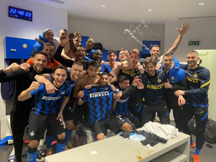 又伤了！巴萨官方：奥尔莫左肩脱臼，预计伤缺一个月