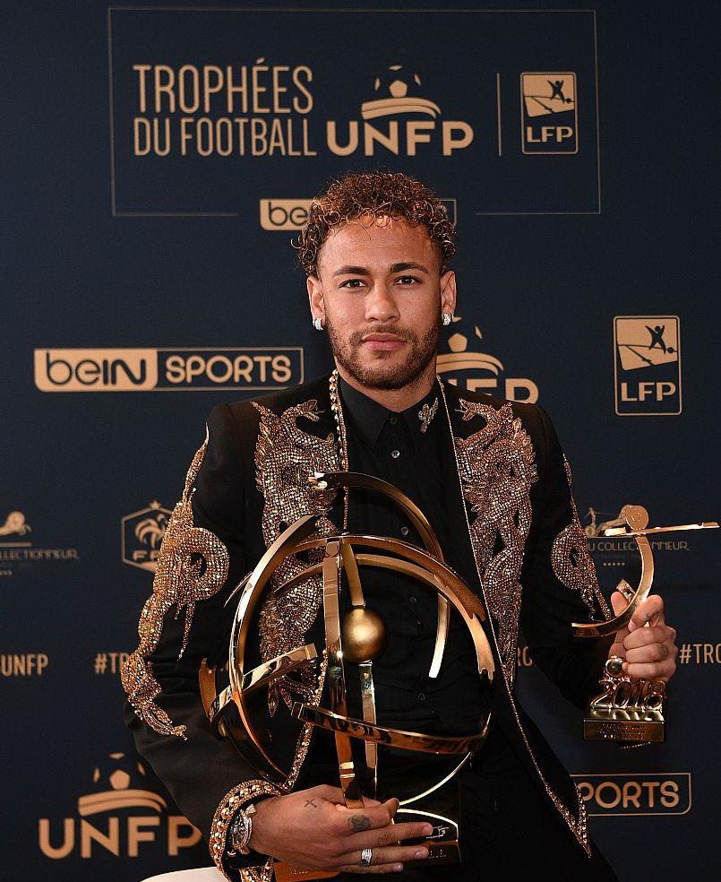 利兹联主场气势如虹，连斩蓝军创26年纪录（利兹联主场强势，连克蓝军刷新26年纪录）